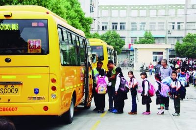 孩子們的“大鼻子”校車隊