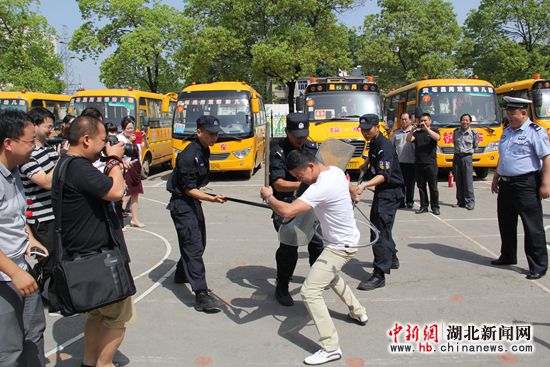 黃石特警上陣為校車駕駛員舉辦反暴演練 黃石特警上陣為校車駕駛員舉辦反暴演練