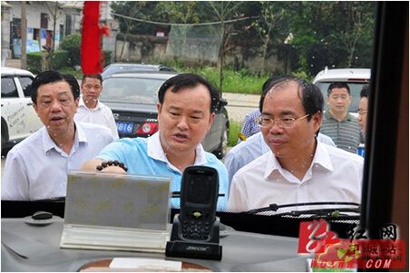 望城區委書記譚小平(右一)正在查看校車安全管理情況。