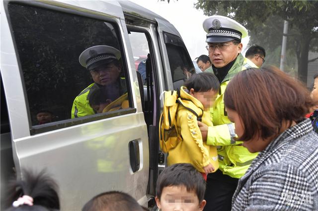 觀山湖區(qū)多部門聯(lián)合執(zhí)法 整治打擊“黑校車”