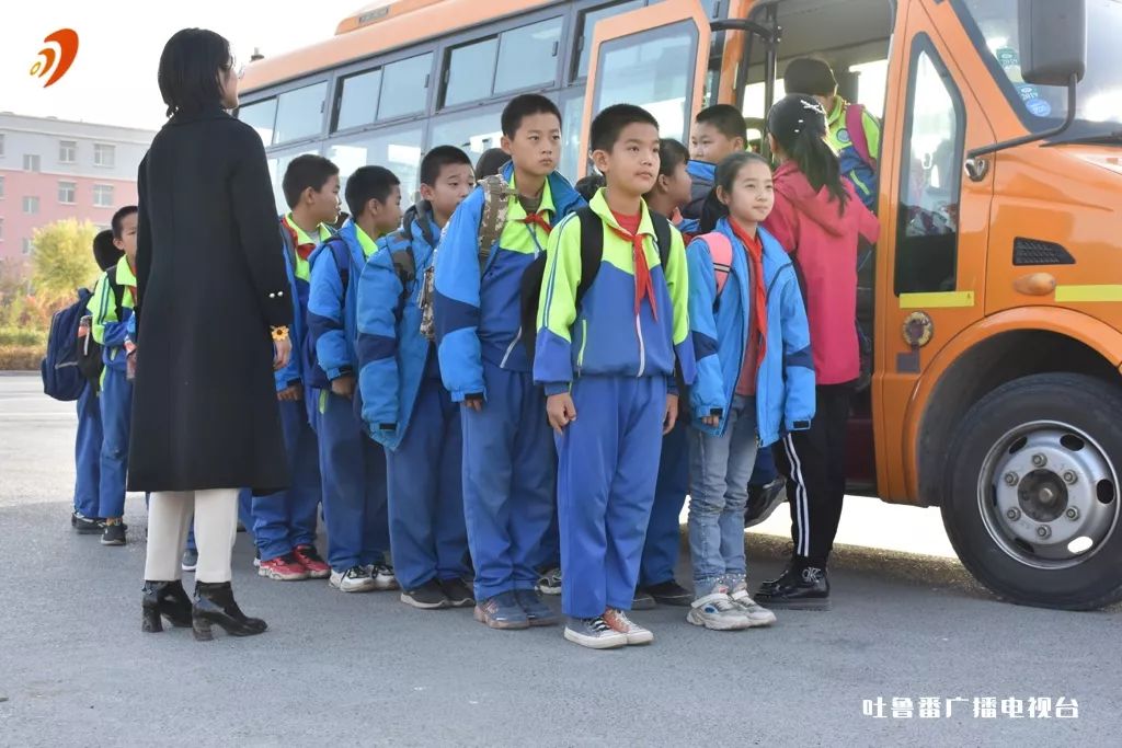 不忘初心 牢記使命 愛心校車溫暖上學路