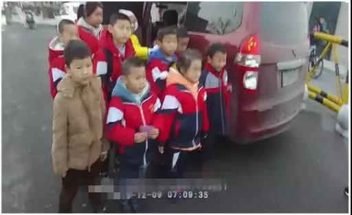 面包車充當校車超員運送學生，必須重罰！