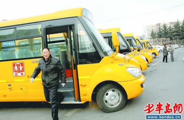 金輝新苑自租的19座幼兒園校車的價格或能再降點